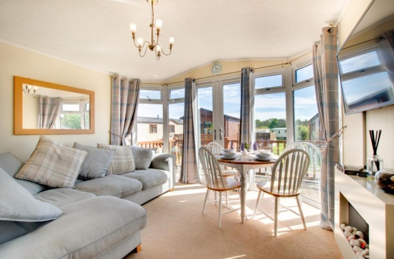 Stunning 3-Bed Hot Tub Lodge Northumberland Felton  Dış mekan fotoğraf